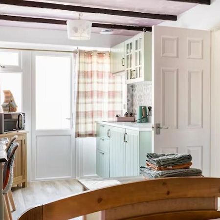 Bedroom With Kitchenette, Private Bathroom And Parking Cardiff Extérieur photo