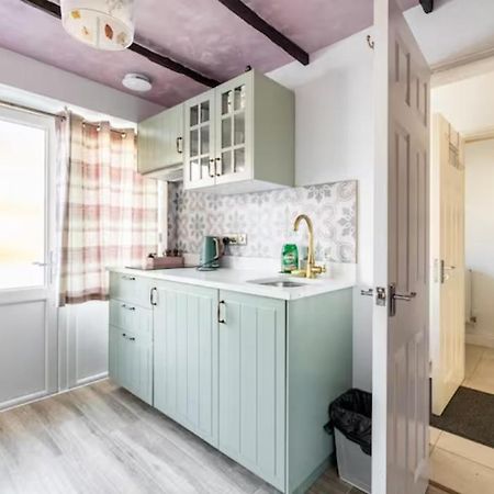 Bedroom With Kitchenette, Private Bathroom And Parking Cardiff Extérieur photo