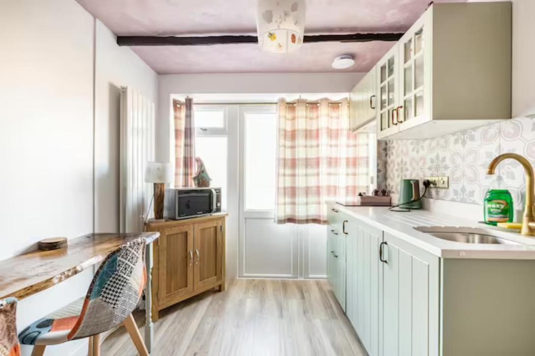 Bedroom With Kitchenette, Private Bathroom And Parking Cardiff Extérieur photo