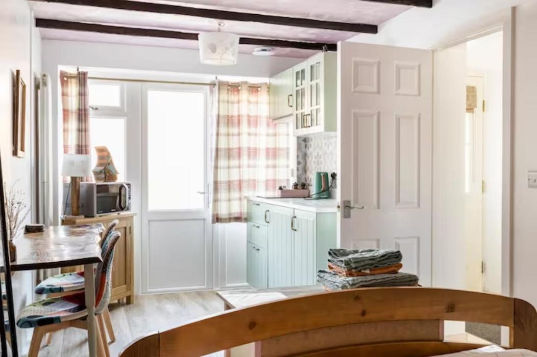 Bedroom With Kitchenette, Private Bathroom And Parking Cardiff Extérieur photo