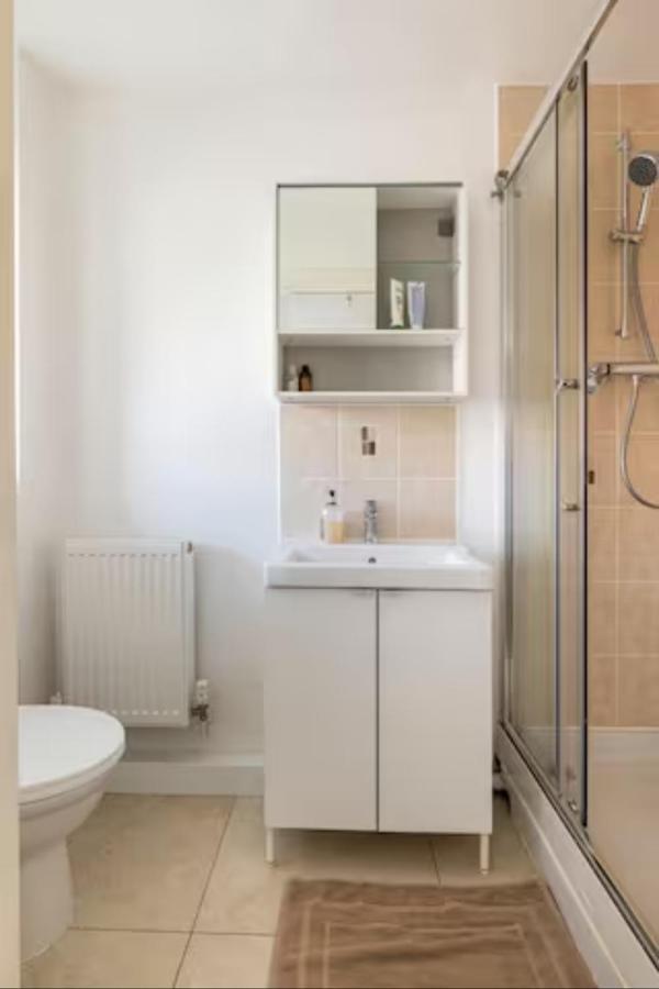 Bedroom With Kitchenette, Private Bathroom And Parking Cardiff Extérieur photo