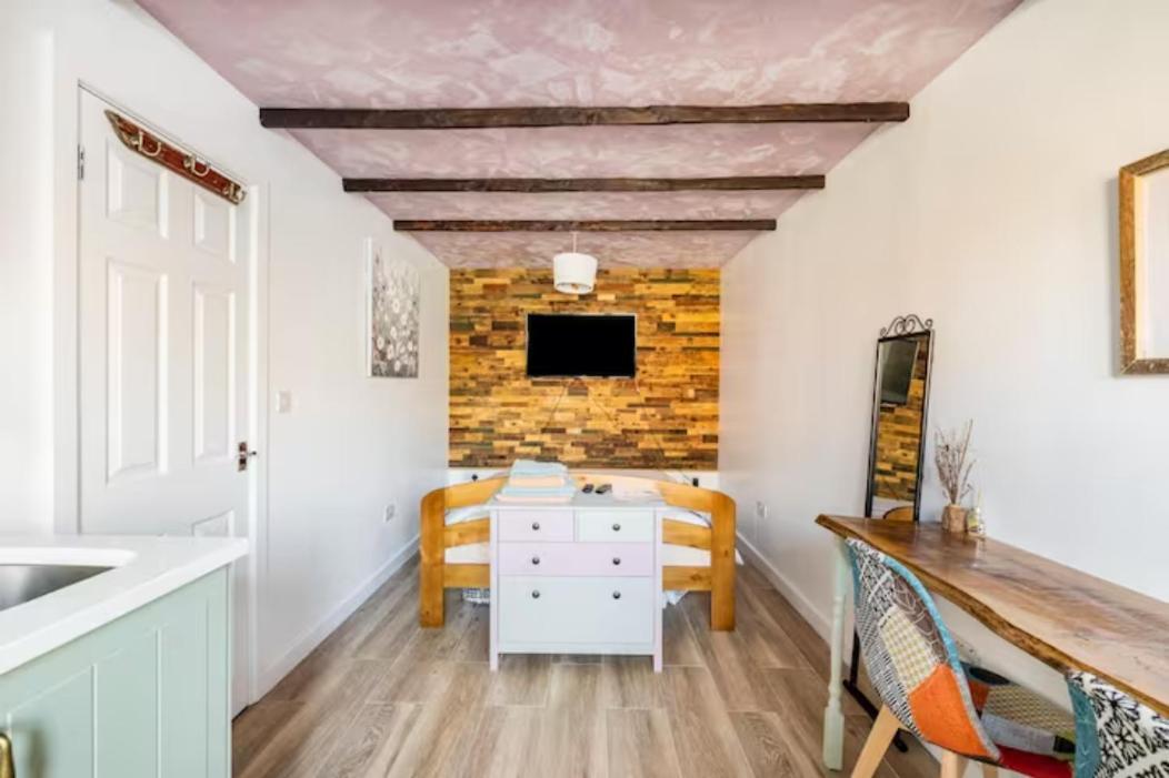 Bedroom With Kitchenette, Private Bathroom And Parking Cardiff Extérieur photo